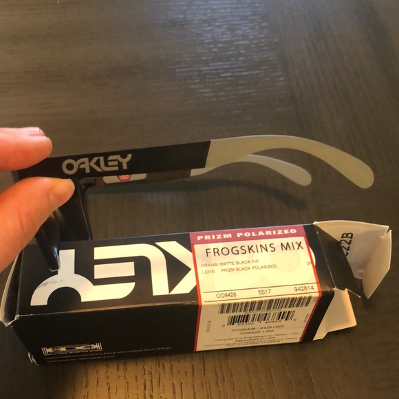 NWT Oakley sunglasses! - Picture 3 of 6